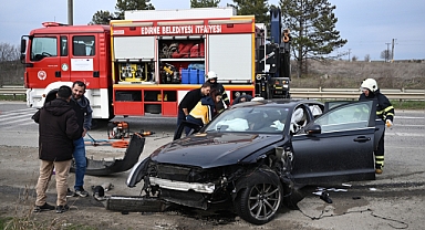 OTOMOBİLİN TIRA ÇARPTIĞI KAZADA 1 KİŞİ YARALANDI