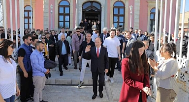 Belediye çalışanları ile vedalaştı