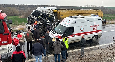 HAFRİYAT KAMYONLARININ ÇARPIŞTIĞI KAZADA 1 KİŞİ YAŞAMINI YİTİRDİ
