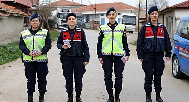 KADIN JANDARMA TİMİ KÖYLERDE BİLGİLENDİRME YAPIYOR