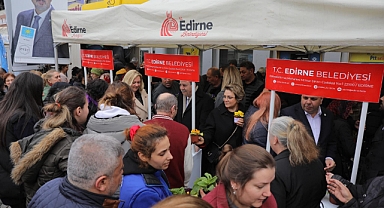 KADINLARA ÇİÇEK DAĞITILDI