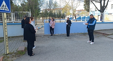 Muhtar adaylarının oy pusulası dağıtma telaşı