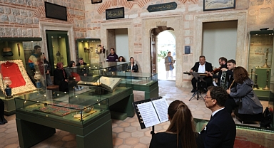 Müzeye gelenler konser de dinledi