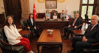 23 Nisan'da başkanlık koltuğuna küçük Defne Ataçay oturdu