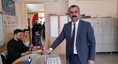 Başkan Martin, mazbatasını alıyor