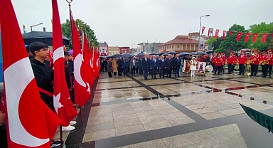 Kortej iptal oldu, çelenk sunumu gerçekleşti