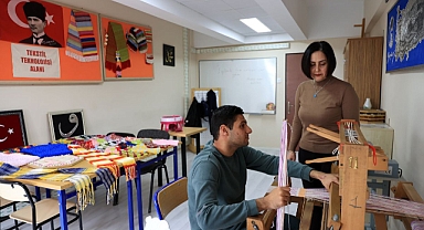 Otizmli genç okuldaki dokuma tezgahının başından kalkmıyor