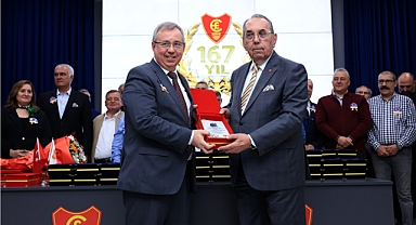 Tabakoğlu’na plaket takdim edildi