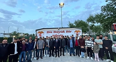 Vali futbolcularla yemekte buluştu