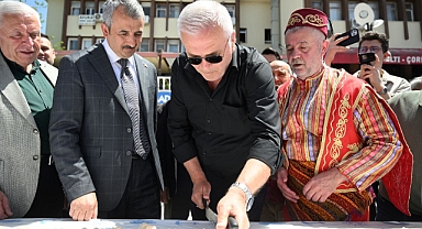 22 Metrelik badem ezmesi halkın ağzını tatlandırdı