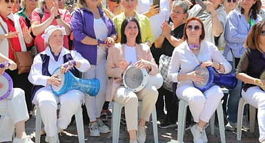 Başkan Akın, darbuka çalarak eşlik etti