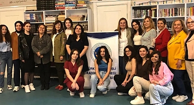 Bursiyerlerin mezuniyet sevinci