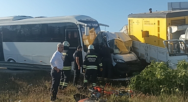 Fren arızası nedeniyle duramayan kamyonetin işçi servislerine çarpması sonucu 18 kişi yaralandı