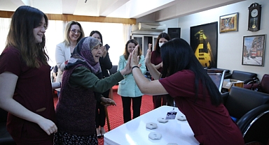 Huzurevi sakinleri öğrencilerle
