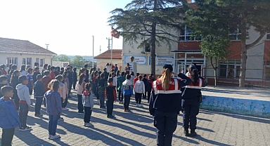 Jandarma öğrencileri bilgilendirdi