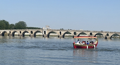 Meriç Nehri'nde kancabaş kayıklarla turlar için iskelenin bitmesi bekleniyor