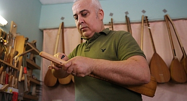 Emekli felsefe öğretmeni kitabını da yazdığı üç telli sazları yurt dışına satıyor