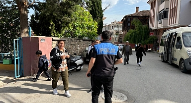 Polis okul çevrelerinde denetimlerini sürdürüyor