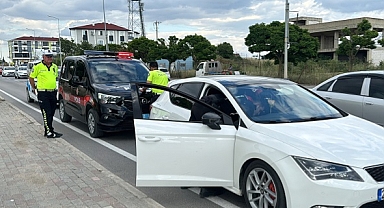 Polisten kaçarken otomobilden uyuşturucu attıkları iddiasıyla 2 şüpheli gözaltına alındı