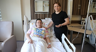 Şiddetli ağrıyla hastaneye başvuran tıp öğrencisinin safra kesesinden 6 santimetrelik taş çıktı