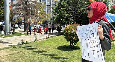 Tek kişilik protestosu ile İsrail'in Filistin'e saldırılarına dikkati çekti