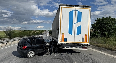 Tıra çarpan otomobilin sürücüsü yaralandı