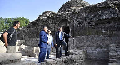 Vali Sezer, Gazi Mihal Hamamı'ndaki çalışmaları inceledi