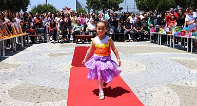 Anaokulu öğrencileri atık malzemelerden kıyafetleri defilede sergiledi
