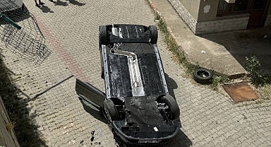 Apartmanın bahçesine düşen otomobildeki anne ile oğlu yaralandı