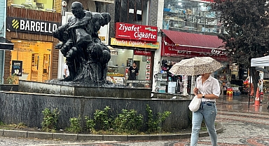 Edirne'de etkili olan sağanak vatandaşlara zor anlar yaşattı
