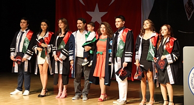 Hukuk Fakültesinden mezun olan baba, avukat cübbesi giydirdiği minik oğluyla kep attı