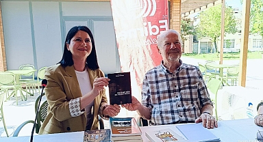 İlham kayanağım dediği “Edirne’nin Dr. Saadet Ablası” kitabını imzalattı