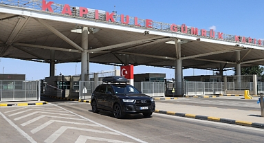 Kilometrelerce yol gelen gurbetçilerin yorgunluğu sınırda Türk bayrağını görünce bitiyor