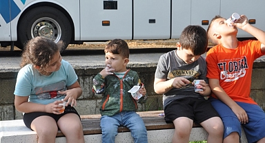 Mahalle muhtarı çocuklara karne hediyesi olarak