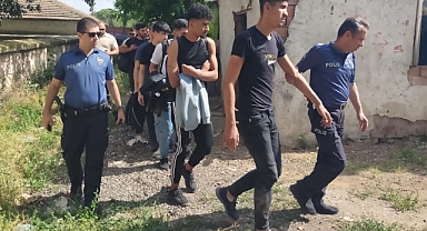 Metruk binada 7 göçmen ve aranan 1 Türk vatandaşı yakalandı