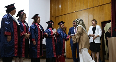 Okuma yazma öğrenen kadınlar mezuniyet belgesi aldı