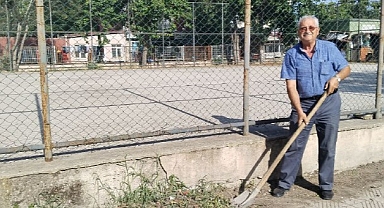 Örnek muhtar, parkın temizliğini kendisi yapıyor