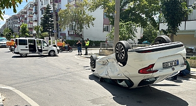 Otomobille hafif ticari aracın karıştığı kazada araçlarda maddi hasar oluştu