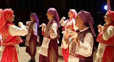 Rumeli Edirne Kültür ve Folklor Derneğince halk oyunları programı düzenlendi