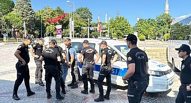 Tanımadığı bir çifte bardak fırlatan şüpheli gözaltına alındı