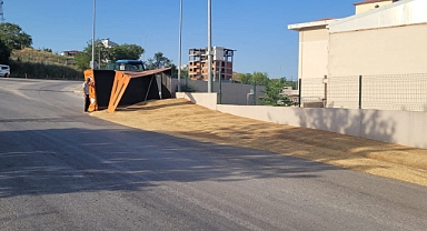 Traktör devrildi, yollar Buğday tarlasına döndü