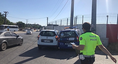 Zabıta aracına çarpan otomobilin ehliyetsiz sürücüsü yaralandı