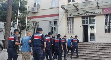 Suç makineleri yurt dışına kaçmak üzereyken yakalandılar