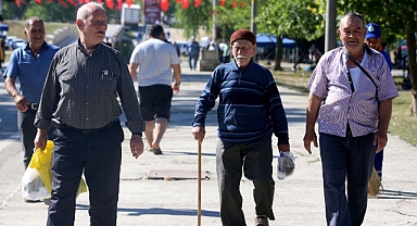 Bastonlarına yaslanarak da olsa