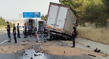 Römorka çarpan kamyonetteki 3 kişi öldü