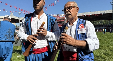 Dede ile torunu Kırkpınar'ın ritmini tutuyor