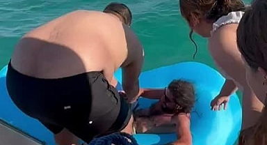 Denizde uyuya kaldı ,2 mil ötede görenler şaşkına döndü