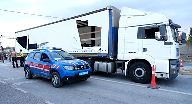 Hareket halindeki tırdan atladılar