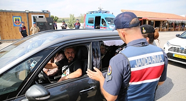 Jandarma gurbetçileri ikramlarla karşılıyor