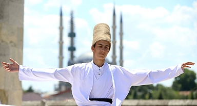 Muradiye gölgesinde sema gösterisi